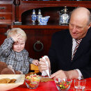 King Harald helps Prince Sverre Magnus to decorate gingerbred med (Photo: Lise Åserud, Scanpix)